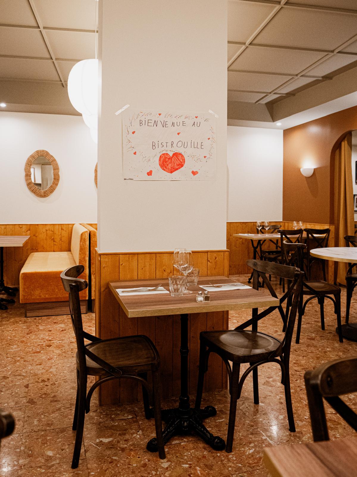 Intérieur chaleureux du restaurant Le Bistrouille
