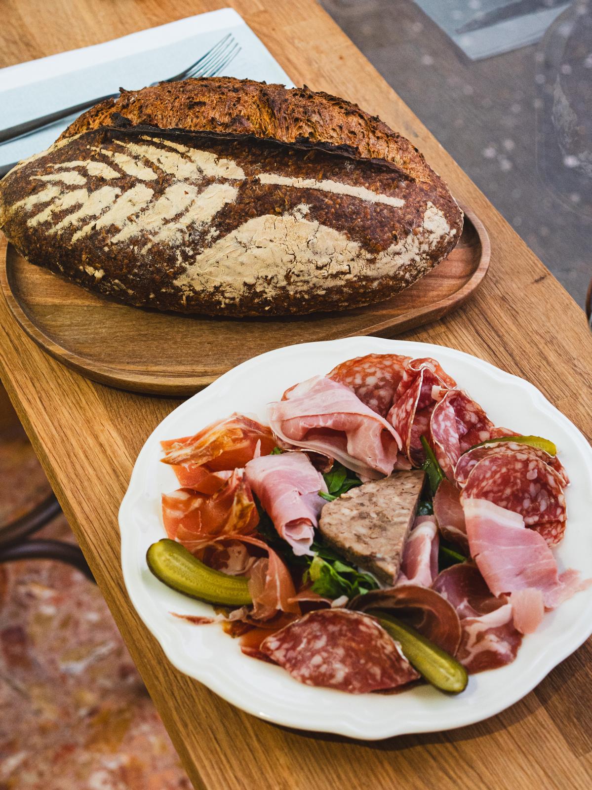 Tables dressées pour déjeuner et dîner